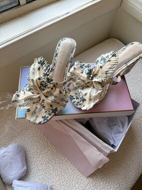 CECELIA NEW YORK Cream Floral Hibiscus Slide Mules